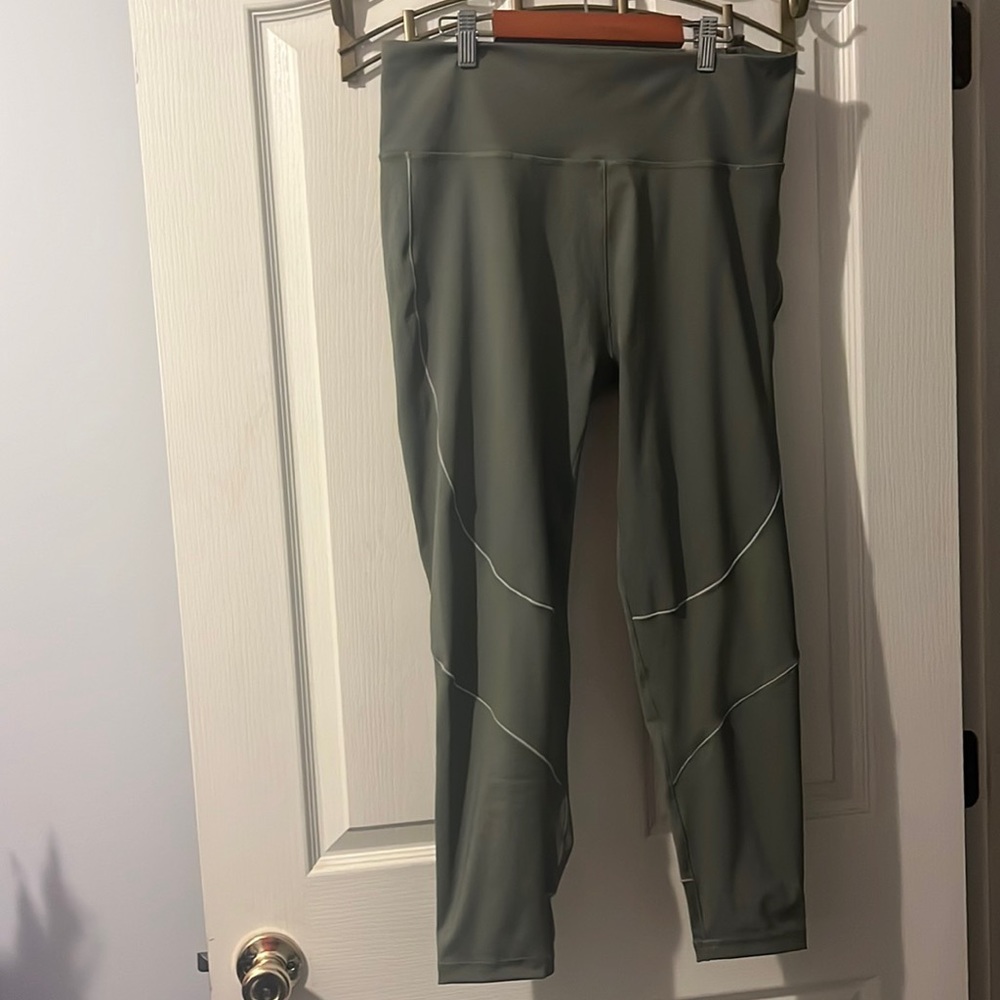 Adidas 7/8 tight Highrise w/ training technology In legacy green size XL